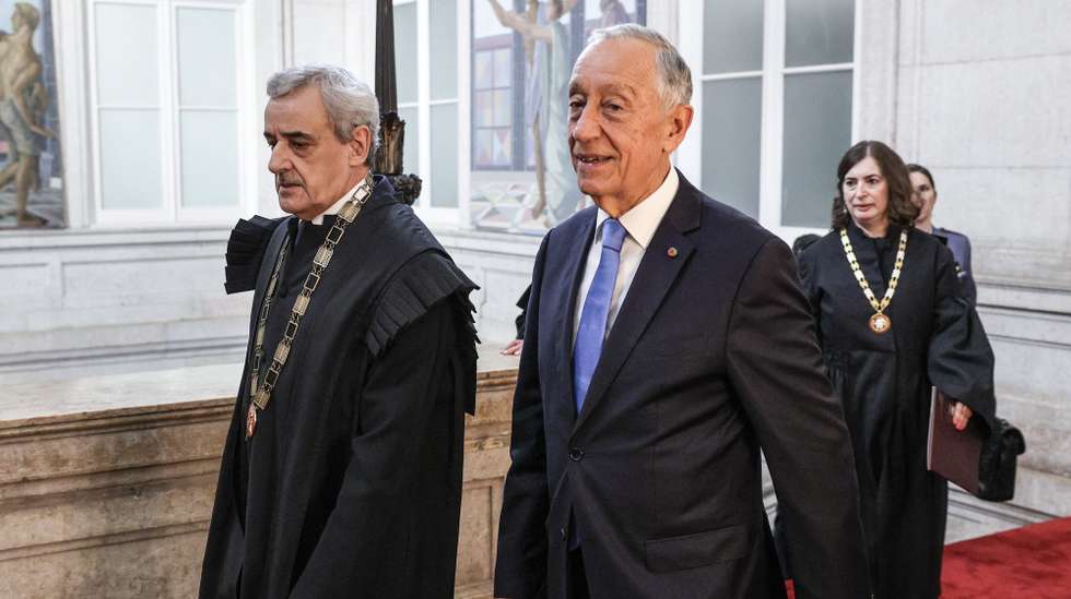 O Presidente da República, Marcelo Rebelo de Sousa (C), acompanhado pelo presidente do Supremo Tribunal de Justiça, juiz conselheiro Henrique Araújo, e pela bastonária da Ordem dos Advogados, Fernanda de Almeida Pinheiro, à chegada para a cerimónia de abertura do Ano Judicial, no Salão Nobre do Supremo Tribunal de Justiça, em Lisboa, 10 de janeiro de 2023. A cerimónia é organizada pelo Supremo Tribunal de Justiça, pela Procuradoria-Geral da República e pela Ordem dos Advogados. MIGUEL A. LOPES/LUSA