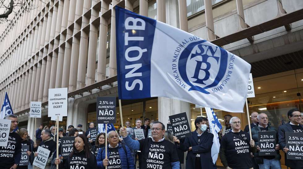 Bancários protestam em frente ao Novo Banco, numa ação organizada pelo Sindicato Nacional dos Quadros e Técnicos Bancários (SNQTB), contra os aumentos salariais propostos pelos bancos para 2023 e a exclusão dos reformados bancários da meia pensão extraordinária decida pelo Governo no final do ano passado, em Lisboa, 12 de janeiro de 2023. ANTÓNIO PEDRO SANTOS/LUSA