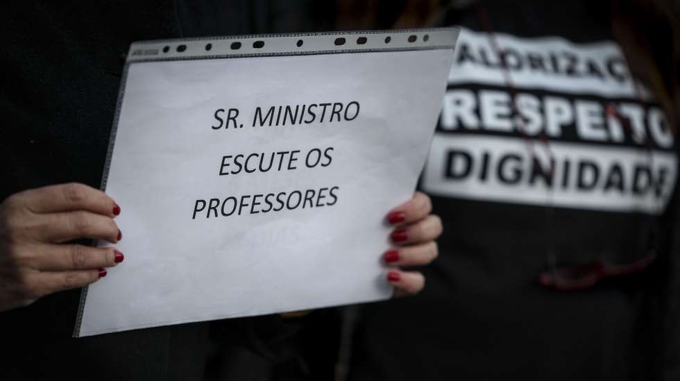 Concentração de professores, alunos e funcionários do Agrupamento de Escolas da Portela e Moscavide durante a greve de professores que reivindicam "a contagem do tempo de serviço dos docentes, a atualização dos salários para combater a inflação, auxílios financeiros para o arrendamento de habitações a professores deslocados, a contratação de mais professores e funcionários para as escolas são algumas das reivindicações da comunidade educativa". Outra das motivações do protesto é a "falta de transparência dos concursos devido à municipalização", Lisboa, 16 de janeiro de 2023.  ANDRÉ KOSTERS/LUSA