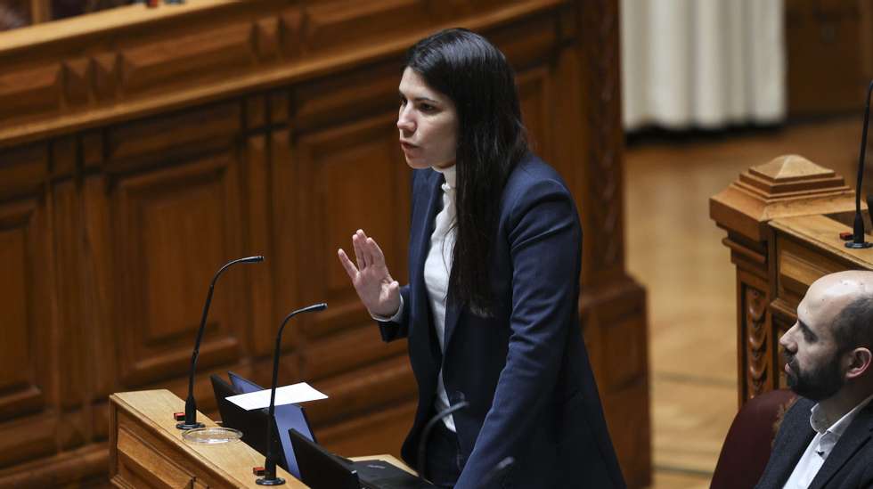 A deputada do Bloco de Esquerda, Mariana Mortágua intervém num debate esta manhã na Assembleia da República em Lisboa, 20 de janeiro de 2023. MIGUEL A. LOPES/LUSA