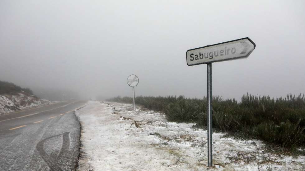 Primeira queda de neve do ano na Serra da Estrela, Gouveia, 17 de janeiro de 2023. MIGUEL PEREIRA DA SILVA/LUSA. Segundo o Comando Sub-Regional de Emergência e Proteção Civil das Beiras e Serra da Estrela, a neve que caiu durante a noite e madrugada levou ao corte dos troços rodoviários números 11 (Piornos - Torre), 12 (Torre – Torre) e 13 (Torre – Lagoa Comprida).