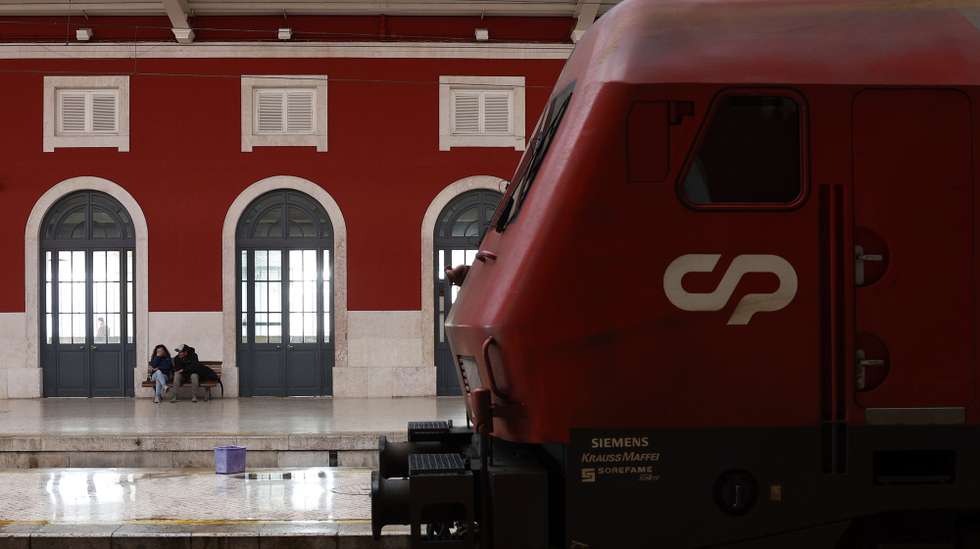 Utentes aguardam por um comboio no início da greve de trabalhadores maquinistas da CP - Comboios de Portugal, convocada pelo Sindicato Nacional dos Maquinistas dos Caminhos de Ferro Portugueses (SMAQ), até dia 21 de fevereiro, na Estação de Santa Apolónia, em Lisboa, 09 de fevereiro de 2023. Os trabalhadores exigem aumentos salariais, valorização das carreiras, melhores condições de trabalho e de segurança, humanização das escalas de serviço, horas de refeição enquadradas e redução dos repousos fora da sede; e o reconhecimento e valorização das exigências profissionais e de formação dos maquinistas pelo novo quadro legislativo. ANTÓNIO PEDRO SANTOS/LUSA
