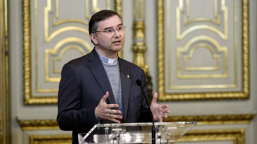 O bispo auxiliar de Lisboa e presidente da Fundação Jornadas Mundiais da Juventude (JMJ) Lisboa 2023, D. Américo Aguiar, intervém na conferência de imprensa sobre as JMJ, no salão Nobre dos Paços do Concelho, em Lisboa, 10 de fevereiro de 2023. ANTÓNIO PEDRO SANTOS/LUSA
