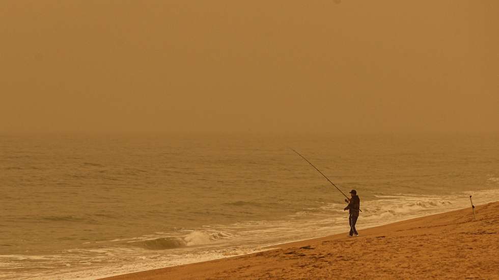 Nuvens de poeira vinda do Norte de África estão a atravessar os céus de Portugal continental e o resto da Península Ibérica até ao fim do dia de quinta-feira, Ilha de Faro, 16 de março de 2022. LUÍS FORRA/LUSA