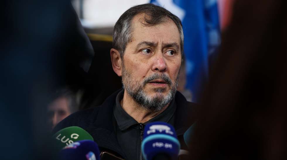 O secretário-geral da FENPROF, Mário Nogueira, fala à imprensa no acampamento de professores junto ao Ministério da Educação, uma iniciativa da Fenprof em Lisboa, 10 de janeiro de 2023. TIAGO PETINGA/LUSA