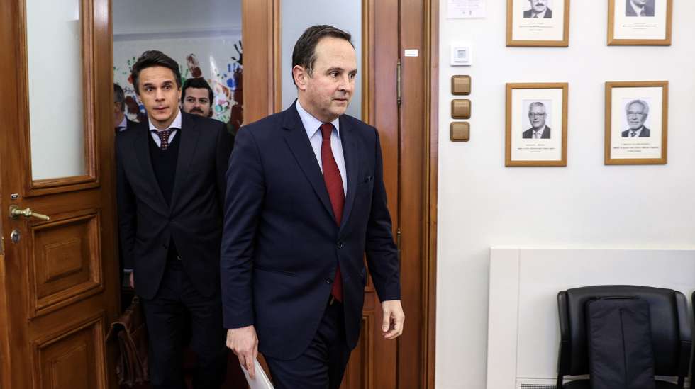 O ministro das Finanças, Fernando Medina (D), à chegada para a audição na Comissão de Orçamento e Finanças na Assembleia da República em Lisboa, 28 de fevereiro de 2023. MIGUEL A. LOPES/LUSA