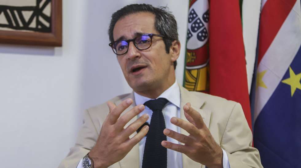 O novo embaixador de Portugal em Cabo Verde, Paulo Lourenço, em entrevista à agência Lusa onde defende que é tempo das empresas portuguesas investirem no arquipélago nas áreas prioritárias, como transição energética, economia azul ou digital, vendo “além do destino turístico”, na Cidade da Praia, Cabo Verde, 09 de março de 2023. Paulo Lourenço assumiu as funções de embaixador de Portugal em Cabo Verde em 28 de fevereiro. (ACOMPANHA TEXTO DA LUSA DO DIA 13 DE MARÇO DE 2023). ELTON MONTEIRO/LUSA