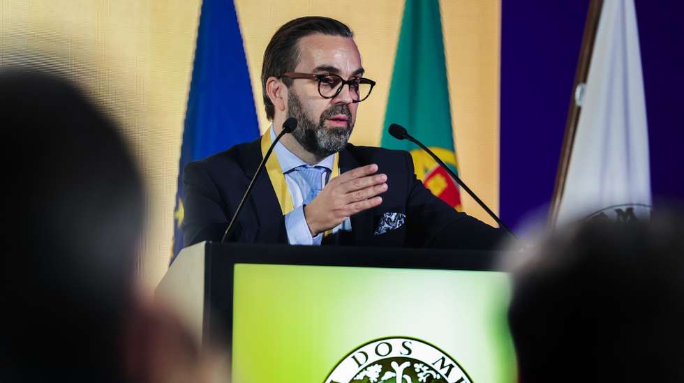 O novo bastonário da Ordem dos Médicos, Carlos Cortes, intervém durante a cerimónia da sua posse, no Pátio da Galé, Lisboa, 15 de março de 2023. A 16 de fevereiro, o médico Patologista Clínico foi eleito bastonário dos médicos com 61,94% dos votos, num total de 11.176 votos, na segunda volta das eleições disputadas com o médico Rui Nunes, que obteve 6.867 votos. MANUEL DE ALMEIDA/LUSA
