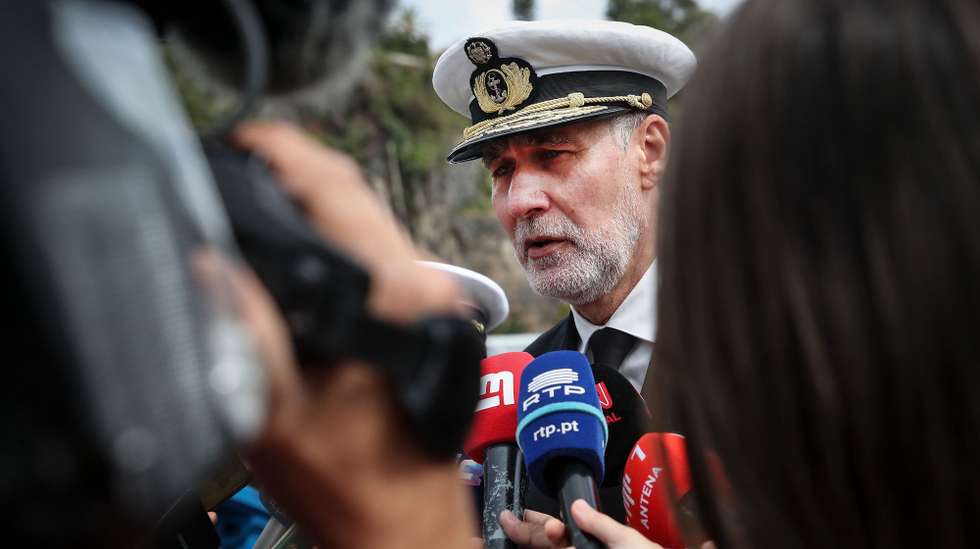 O chefe do Estado-Maior da Armada, Henrique Gouveia e Melo, fala aos jornalistas no final da visita ao navio Mondego, no porto do Funchal, no Funchal, ilha da Madeira, 16 de março de 2023. O NRP Mondego não cumpriu uma missão de acompanhamento de um navio russo a norte da ilha de Porto Santo, na Madeira, após 13 militares terem recusado, no sábado, dia 10 de março, embarcar por razões de segurança. HOMEM DE GOUVEIA/LUSA