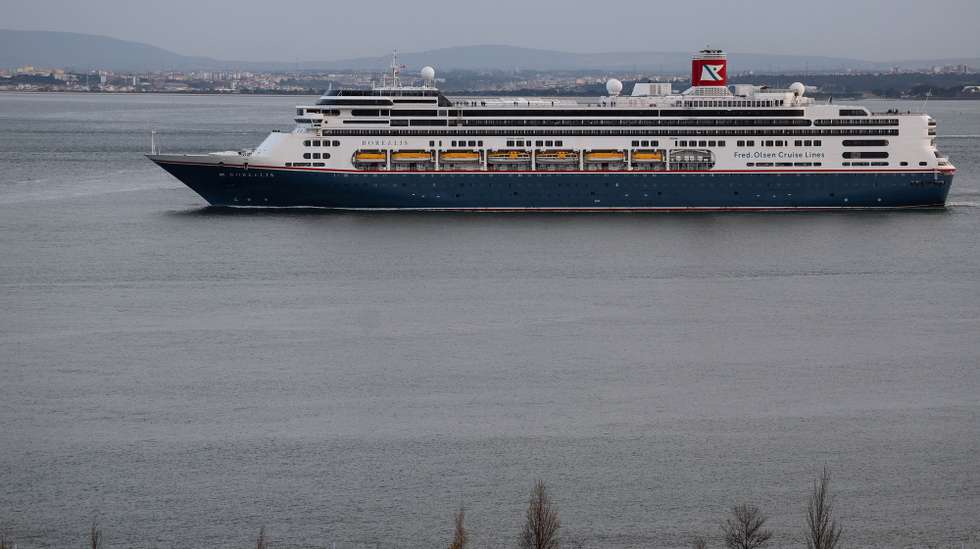 Rio Tejo em Lisboa com navio de cruzeiro, 16 de março de 2023. TIAGO PETINGA/LUSA