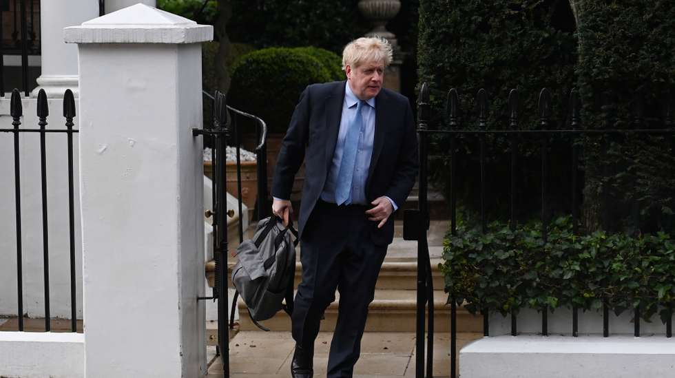epa10536454 Britain's former Prime Minster Boris Johnson departs his home in London, Britain, 22 March 2023. Johnson is set to give evidence to MPs who are investigating accusations that he misled parliament over Partygate after breaching covid rules in 2020.  EPA/NEIL HALL