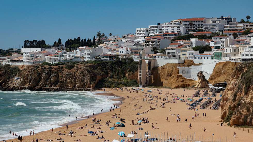 O sol e o bom tempo estão a levar visitantes e turistas às praias algarvias de Quarteira , 07 de abril de 2023. LUÍS FORRA/LUSA