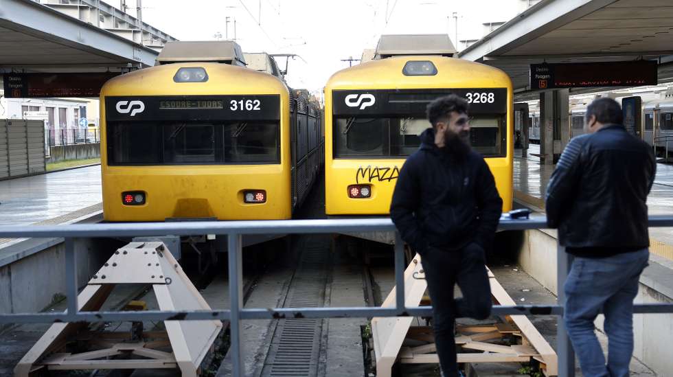Utentes aguardam por um comboio no início da greve de trabalhadores maquinistas da CP - Comboios de Portugal, convocada pelo Sindicato Nacional dos Maquinistas dos Caminhos de Ferro Portugueses (SMAQ), até dia 21 de fevereiro, na Estação do Cais do Sodré, em Lisboa, 09 de fevereiro de 2023. Os trabalhadores exigem aumentos salariais, valorização das carreiras, melhores condições de trabalho e de segurança, humanização das escalas de serviço, horas de refeição enquadradas e redução dos repousos fora da sede; e o reconhecimento e valorização das exigências profissionais e de formação dos maquinistas pelo novo quadro legislativo. ANTÓNIO PEDRO SANTOS/LUSA
