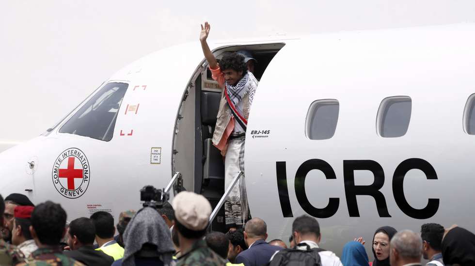 epa10575322 Freed houthi prisoners upon arrival at Sana'a airport on the third day of a prisoner swap in Sana'a, Yemen, 16 April 2023 Yemen's warring parties began on 14 April a three-day exchange of 887 prisoners. The Houthis have agreed to release 181 detainees, including Saudis and Sudanese soldiers who fought alongside Yemeni government forces, in exchange for 706 prisoners held by the Yemeni government, under the UN and ICRC-brokered prisoner swap deal reached last March in Switzerland.  EPA/YAHYA ARHAB