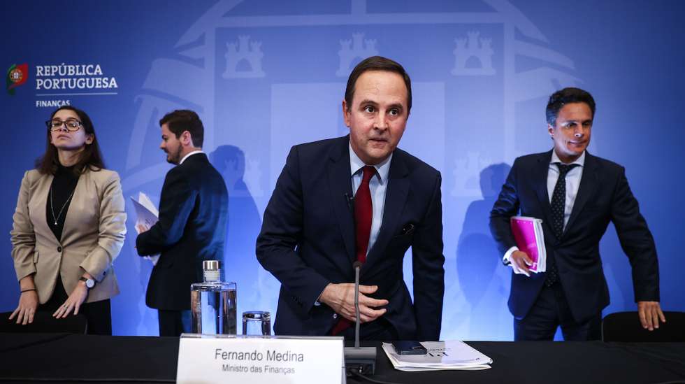 O ministro das Finanças, Fernando Medina (C), à chegada para uma conferencia de apresentação do Programa de Estabilidade 2023 – 2027, em Lisboa, 17 de abril de 2023. RODRIGO ANTUNES/LUSA