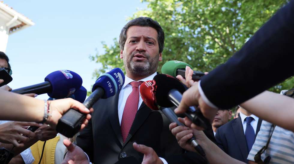 O presidente do Chega, André Ventura, presta declações aos jornalistas frente a um alojamento estudantil, onde conversou com alguns alunos da Universidade de Évora, ação que finalizou as jornadas parlamentares do partido, Évora, 18 de abril de 2023. NUNO VEIGA/LUSA