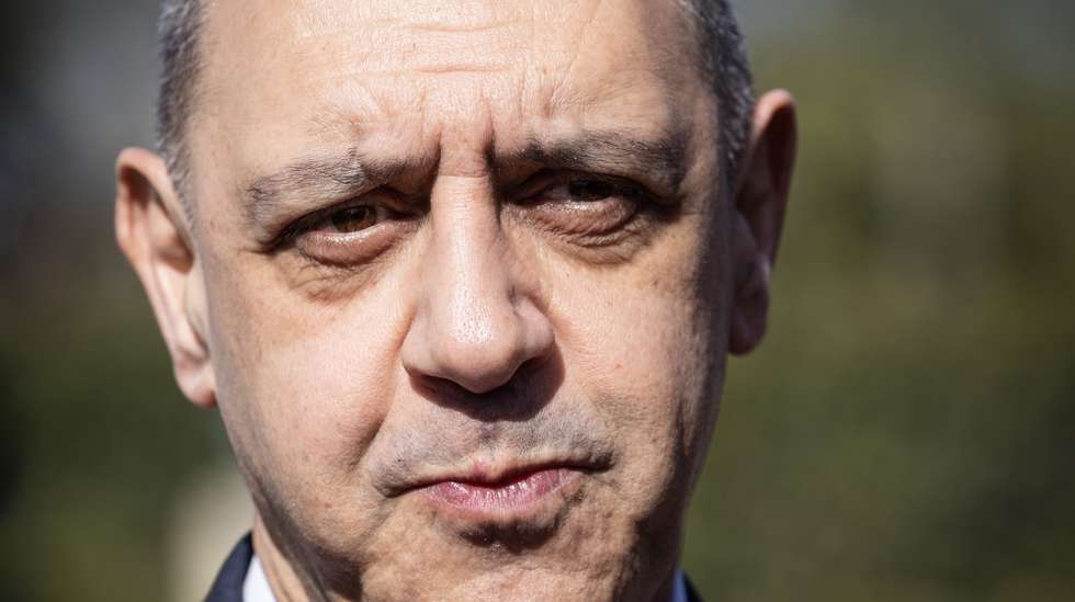 O ministro da Saúde, Manuel Pizarro, fala aos jornalistas após ter dado sangue num autocarro móvel de recolha no dia em que se assinala o Dia Nacional do Dador de Sangue, nos Jardins do Palácio de Cristal, no Porto, 27 de março de 2023. JOSÉ COELHO/LUSA