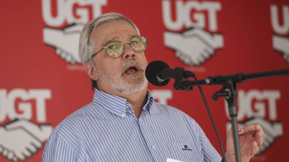 O secretário-geral da UGT - União Geral de Trabalhadores, Mário Mourão, intervém durante uma ação de protesto de bancários reformados junto à Residência Oficial do primeiro-ministro, em São Bento, Lisboa, 6 de outubro de 2022. Reformados do setor bancário da região Norte deslocam-se a Lisboa para participar na concentração promovida pelo SBN–Sindicato dos Trabalhadores do Setor Financeiro de Portugal, em conjunto com o Mais Sindicato do Setor Financeiro e com o SBC–Sindicato dos Bancários do Centro. Esta manifestação, insere-se na luta encetada pelos Sindicatos dos Bancários da UGT contra a discriminação dos seus reformados e pensionistas e para exigir o pagamento do complemento excecional de 50% nas pensões. MIGUEL A. LOPES/LUSA