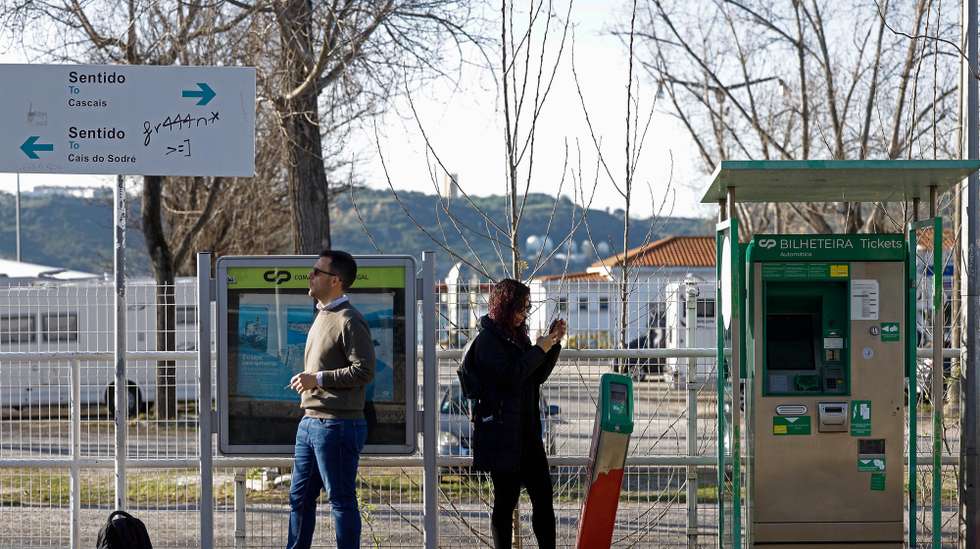 Passageiros aguardam por um comboio na estação de Belém, durante mais um dia de greve dos Maquinistas da Comboios de Portugal (CP), em Lisboa, 06 de abril de 2023. O Sindicato Nacional dos Maquinistas dos Caminhos de Ferro Portugueses (SMAQ) convocou uma greve na CP, durante todo o mês de abril, face à “desconsideração” de que acusa a empresa. Entre as reivindicações dos trabalhadores estão “aumentos salariais efetivos”, a “valorização da carreira da tração” e a melhoria das condições de trabalho nas cabines de condução e instalações sociais e das condições de segurança nas linhas e parques de resguardo do material motor. ANTÓNIO PEDRO SANTOS/LUSA