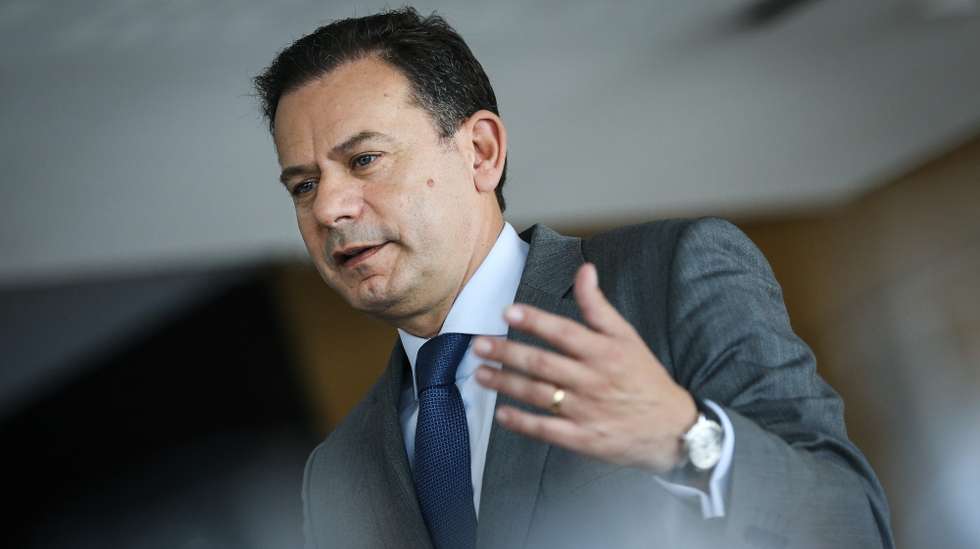 O presidente do Partido Social Democrata (PSD), Luís Montenegro, discursa durante o almoço organizado pelo Forum para a Competitividade, em Lisboa, 27 de Abril de 2023. RODRIGO ANTUNES/LUSA
