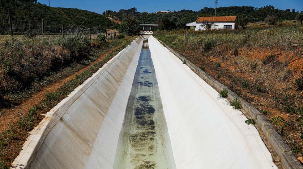 Canais de rega alimentados pela barragem de Odeáxere (Bravura), no barlavento Algarvio, encontra-se em níveis mínimos de água devido à falta de chuva, em Lagos, 26 de abril de 2023. (ACOMPANHA TEXTO DA LUSA DO DIA 28 DE ABRIL DE 2023). LUÍS FORRA/LUSA