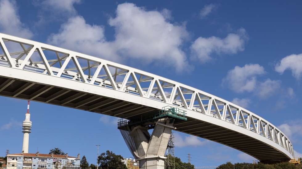 Vista do viaduto de Santo Ovídio durante a sua construção no âmbito da extensão da linha Amarela do Metro do Porto até Vila d’Este, em Vila Nova de Gaia, 12 de abril de 2023. O viaduto de Santo Ovídio, em Gaia, montou-se às peças como uma cama e já está quase pronto para receber o Metro do Porto rumo a Vila d'Este, contando até com 'almofadas' para amortecer a sua chegada. (ACOMPANHA TEXTO DA LUSA DO DIA 14 DE ABRIL DE 2023). JOSÉ COELHO/LUSA