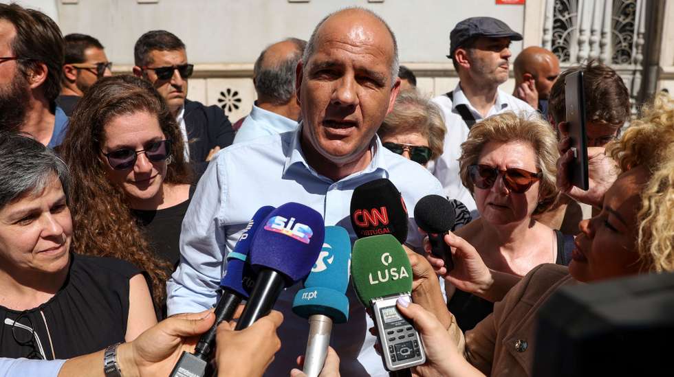 O secretário-geral do Partido Comunista Português (PCP), Paulo Raimundo, fala aos jornalistas durante a manifestação no âmbito das comemorações do Dia do Trabalhador, desde o Martim Moniz até à Alameda, Lisboa, 01 de maio de 2023. MIGUEL A. LOPES/LUSA