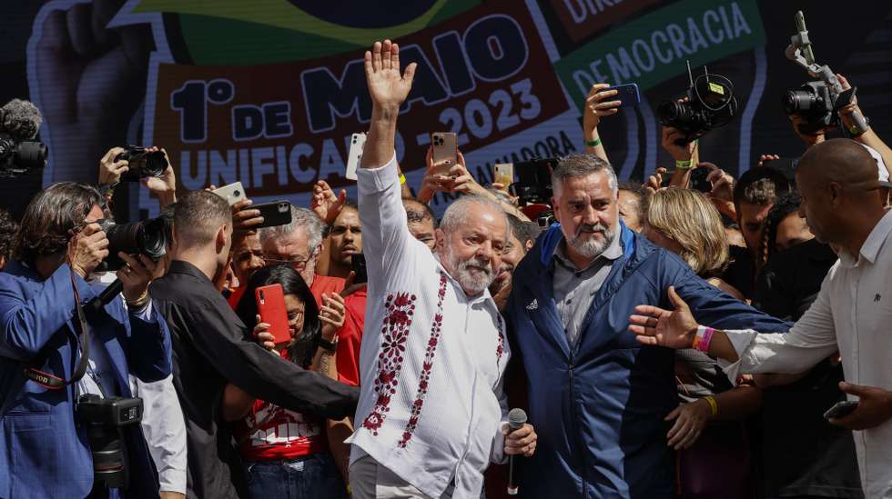 epa10602479 Brazilian President Luiz Inacio Lula da Silva (C) participates in a rally of the country's main trade unions in the framework of International Labor Day, in Sao Paulo, Brazil, 01 May 2023.  EPA/Sebastiao Moreira