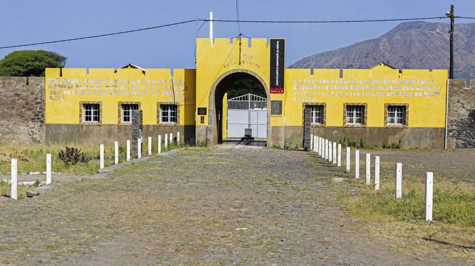 Nhuné (ausente na fotografia) conheceu a então Colónia Penal do Tarrafal quando ia receber comida da mão dos presos portugueses no portão, mas foi no “Campo da Morte Lenta” que teve o seu primeiro emprego, como guarda, enquanto levava recados para fora, Tarrafal, Cabo Verde, 21 de outubro de 2021. Há precisamente 85 anos, em 29 de outubro de 1936, chegaram à Colónia Penal do Tarrafal, em construção, os primeiros 152 detidos antifascistas, obrigados a trabalhar sobre um sol escaldante na construção do muro que seria a própria prisão. (ACOMPANHA TEXTO DE 25 DE OUTUBRO DE 2021). ELTON MONTEIRO/LUSA