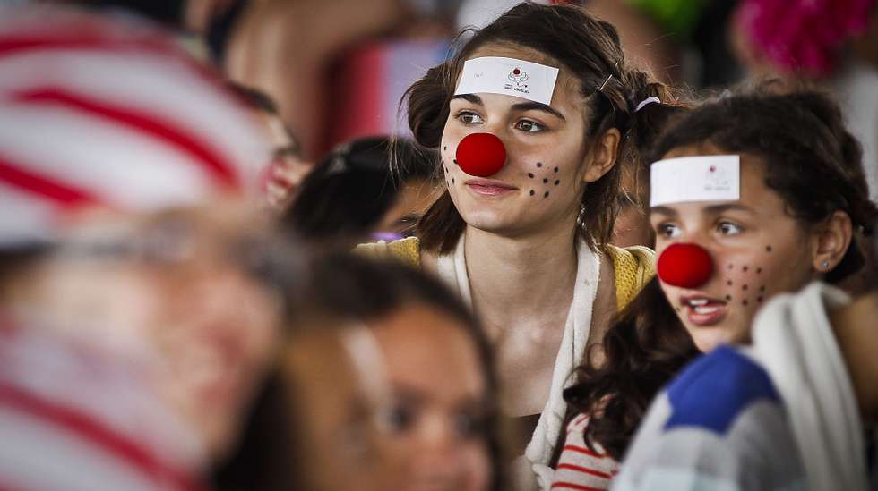 Alunas com narizes vermelhos durante a celebração da terceira edição do Dia do Nariz Vermelho, organizado pela Operação Nariz Vermelho, vai contar com a participação de cerca de 60 escolas e Universidades de todo o País, com mais de 10.000 alunos inscritos para sensibilizar os mais novos e realçar a importância da solidariedade social, na escola secundária da Ramada, em Odivelas, 27 de abril de 2012. MARIO CRUZ/LUSA