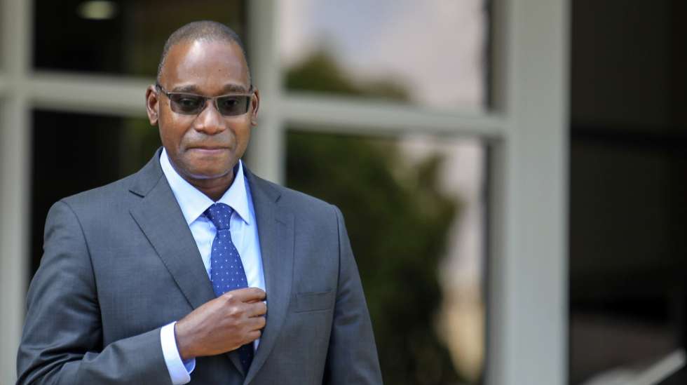 O novo vice-ministro da Economia e Finanças, Amílcar Tivane, durante a cerimónia da tomada de posse do novo Governo, em Maputo, Moçambique, 04 de março de 2022. O Presidente de Moçambique, Filipe Nyusi, deu hoje posse ao novo primeiro-ministro, Adriano Maleiane, e restantes membros do Governo, no âmbito da remodelação que realizou. (ACOMPANHA TEXTO). LUÍSA NHANTUMBO/LUSA