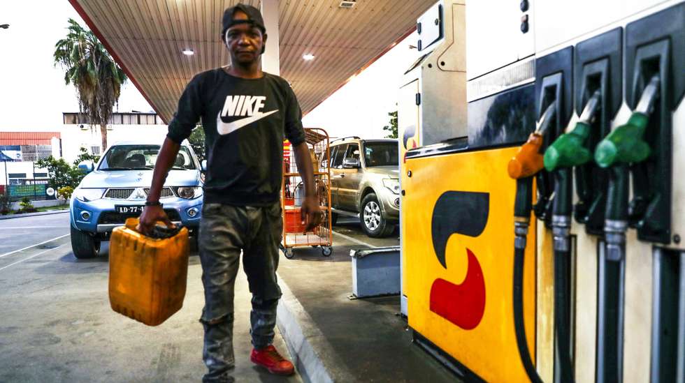 O anúncio do aumento do preço da gasolina em Angola originou hoje enchentes nos postos de abastecimento em Luanda, com filas intermináveis de viaturas e automobilistas agastados pela espera para abastecer, receando a subida do custo de vida., Luanda, Angola, 1 de junho de 2023. O cenário foi constatado pela Lusa ao fim da tarde de hoje na Avenida Comandante Gika, bairro Alvalade, centro da capital angolana, onde o desfile de viaturas, com automobilistas ávidos em encher os depósitos, serpenteava grande parte da extensão do asfalto. AMPE ROGÉRIO/LUSA