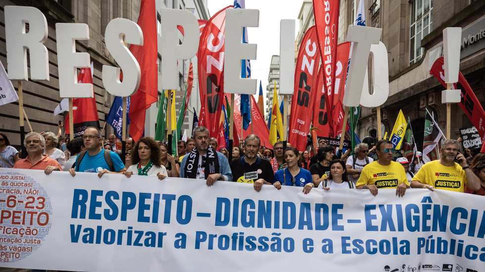 Professores manifestam-se em dia de greve nacional de professores e educadores na Avenida dos Aliados no Porto, 6 de junho de 2023. A data (6-6-23) é simbólica, pelos seis anos, seis meses e 23 dias de tempo de serviço que os professores querem recuperar. JOSÉ COELHO/LUSA