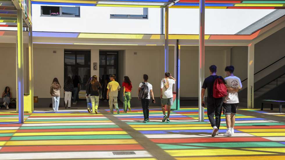 Alunos no espaço exterior da Escola Secundária de Vouzela, situada numa vila do distrito de Viseu, e que é a primeira escola pública do ranking das melhores médias nos exames nacionais, Vouzela, 5 de junho de 2023. (ACOMPANHA TEXTO DE 16-06-2023) PAULO NOVAIS/LUSA