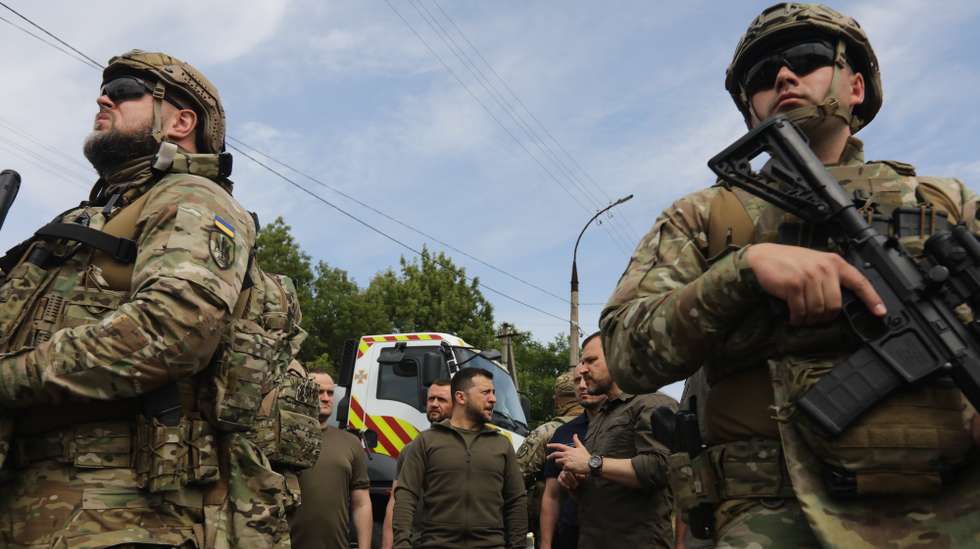 epa10679118 Ukrainian President Volodymyr Zelensky (C) visits Kherson, Ukraine, 08 June 2023, amid the Russian invasion. Ukraine has accused Russian forces of destroying a critical dam and hydroelectric power plant on the Dnipro River in the Kherson region along the front line in southern Ukraine on 06 June, leading to the flooding of a number of settlements.  EPA/MYKOLA TYMCHENKO