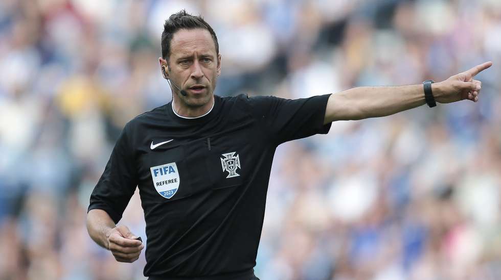 The referee Artur Soares Dias reacts during the Portuguese First League soccer match FC Porto vs Vitória de Guimarães, held at Dragão Stadium in Porto, Portugal, 27th May 2023. MANUEL FERNANDO ARAUJO/LUSA