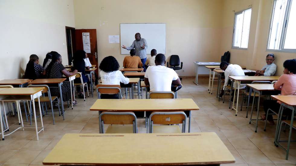 Estudantes angolanos do ensino superior durante uma aula na Faculdade de Ciências Sociais da Universidade Agostinho Neto em Luanda, Angola, Luanda, 29 de maio de 2023. Os alunos mostraram-se hoje satisfeitos pelo retorno às aulas, depois de período longo de paralisação, que exigirá da sua parte esforço maior para reterem o semestre em um mês, apelando entendimento entre as partes. Os professores do ensino superior público retomaram as aulas na sexta-feira, três meses depois de uma greve, iniciada em fevereiro, para reivindicar melhores salários, condições de trabalho e do ensino no país. AMPE ROGÉRIO/LUSA
