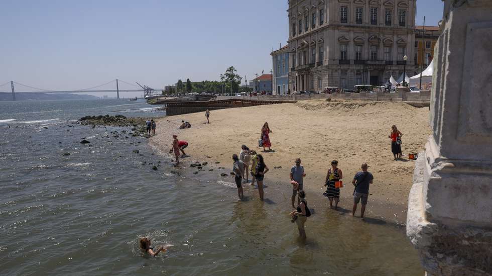 Turistas refrescam-se na água do Rio Tejo