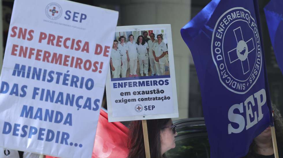 Concentração de enfermeiros  em frente ao Ministério da Saúde, convocada pelo Sindicato dos Enfermeiros Portugueses, perante a "ausência de resposta do Ministério da Saúde” a um pedido de reunião, Lisboa,30 junho 2023. MANUEL DE ALMEIDA/LUSA