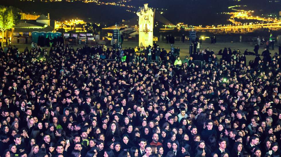 Estudantes da Universidade de Coimbra durante a Serenata Monumental que assinalou o arranque da edição da Queima das Fitas de Coimbra de 2023, no Pátio das Escolas da Universidade de Coimbra, em Coimbra, 19 de maio de 2023. PAULO NOVAIS/LUSA