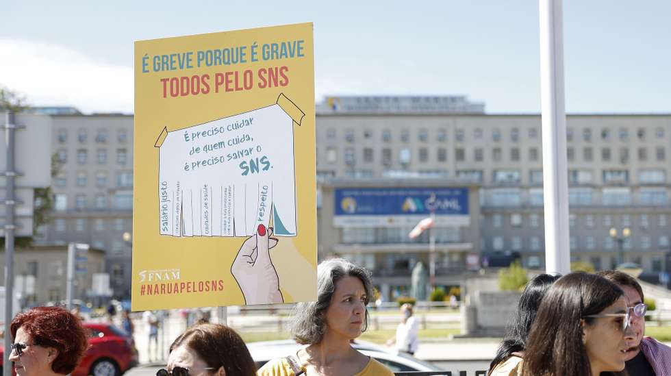 Médicos protestam em frente ao Hospital Santa Maria, no início de uma greve de dois dias convocada pela Federação Nacional dos Médicos (FANM), por aumentos salariais, em Lisboa, 05 de julho de 2023. ANTÓNIO PEDRO SANTOS/LUSA