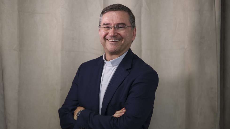 O presidente da Fundação Jornadas Mundiais da Juventude 2023, bispo Américo Aguiar, posa para a fotografia durante uma entrevista à agência Lusa sobre os preparativos para a Jornada Mundial da Juventude (JMJ)  a dois meses do evento, em Lisboa, 31 de maio de 2023. Os dias da Jornada Mundial da Juventude (JMJ), entre 01 e 06 de agosto, prometem pôr Lisboa e a região num rebuliço, com dezenas de espetáculos, concertos, performances, exposições e conferências, envolvendo mais de um milhão de jovens. (ACOMPANHA TEXTO DA LUSA DO DIA 03 DE JUNHO DE 2023). JOSÉ SENA GOULÃO/LUSA
