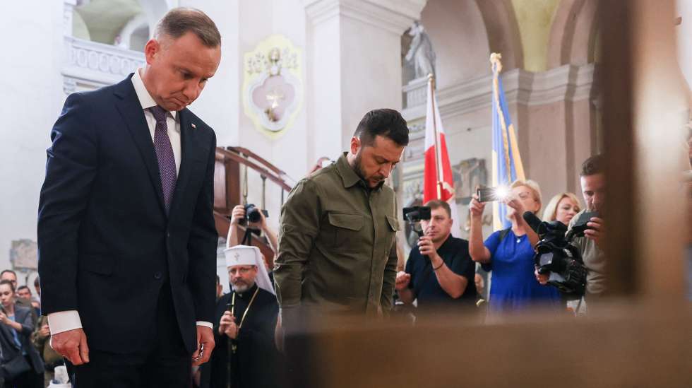 epa10735922 A handout photo made available by Polish President's Press Office (KPRP) shows Polish President Andrzej Duda (-L) and Ukrainian President Volodymyr Zelensky (R) at the Cathedral of the Holy Apostles Peter and Paul in Lutsk, Ukraine, 09 July 2023. The presidents jointly paid a tribute to the all the innocent Polish victims in Volyn during WWII, when units of the Ukrainian Insurgent Army committed mass murder of Polish citizens, on the 80th anniversary of the Volhynia massacre.  EPA/JAKUB SZYMCZUK / KPRM / HANDOUT POLAND OUT HANDOUT EDITORIAL USE ONLY/NO SALES