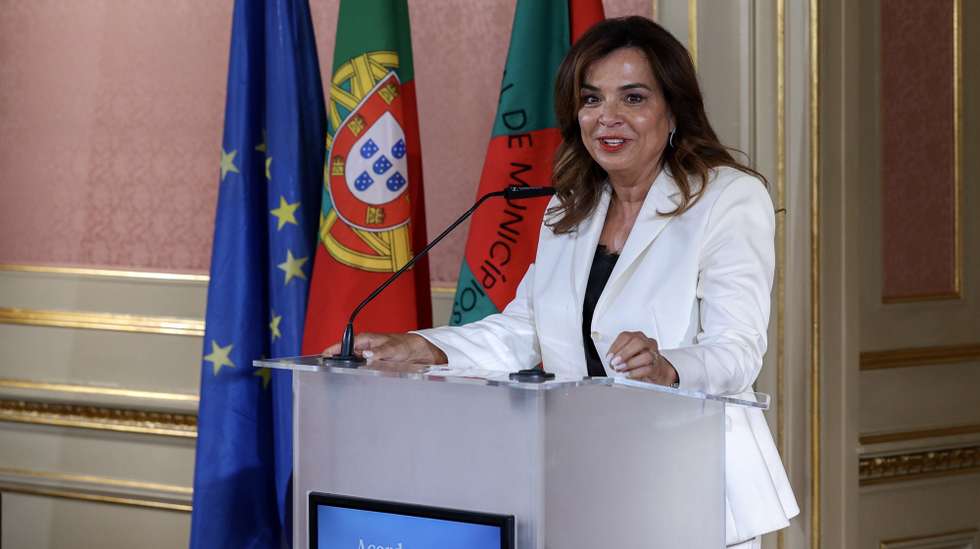 Luisa Salgueiro da Associação Nacional de Municípios Portugueses (ANMP) discursa durante a cerimónia de assinatura do Acordo Setorial de Compromisso para Financiamento do Programa de Recuperação/Reabilitação de Escolas entre o Governo e a ANMP, Lisboa,  21 de julho de 2023. ANTÓNIO COTRIM/LUSA