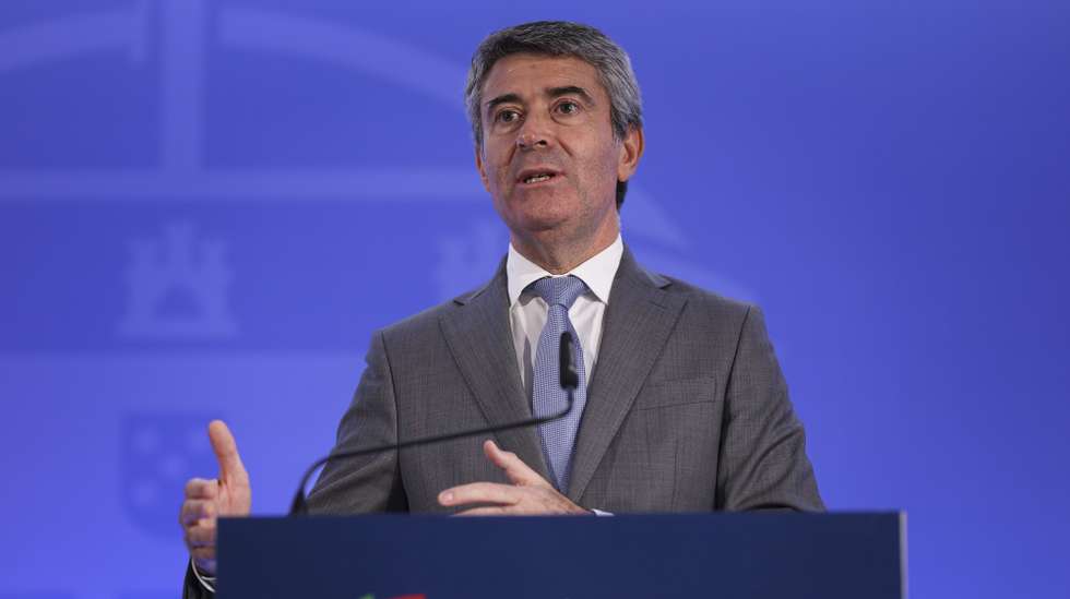 O ministro da Administração Interna, José Luís Carneiro, intervém na conferência de imprensa no final da reunião do Conselho de Ministros, em Oeiras, 21 de julho de 2023. FILIPE AMORIM/LUSA