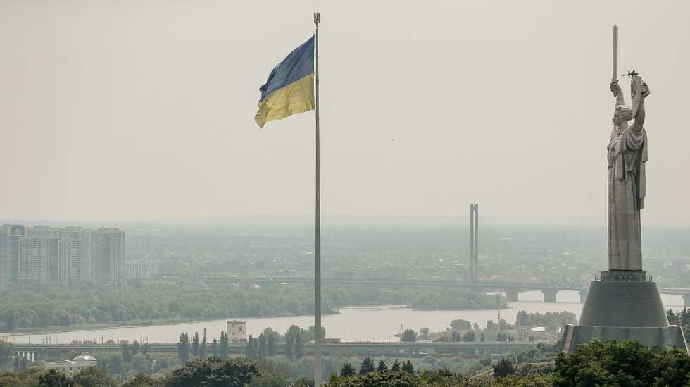 epaselect epa10767739 ThenUkrainian national flag flies next to the Motherland Monument (R) in Kyiv (Kiev), Ukraine, 25 July 2023.  EPA/OLEG PETRASYUK