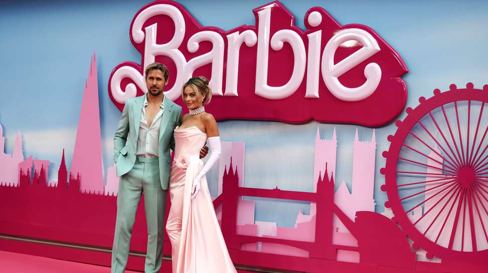 epaselect epa10742558 Canadian actor Ryan Gosling (L) and Australian actor Margot Robbie (R) pose on the pink carpet at the European premiere of 'Barbie' in central London, Britain, 12 July 2023. The film will be released in cinemas from 21 July 2023.  EPA/ANDY RAIN