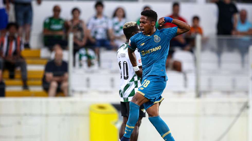 Wendell marcou o golo da reviravolta num remate em jeito à entrada da área mas acabou expulso por acumulação nos descontos
