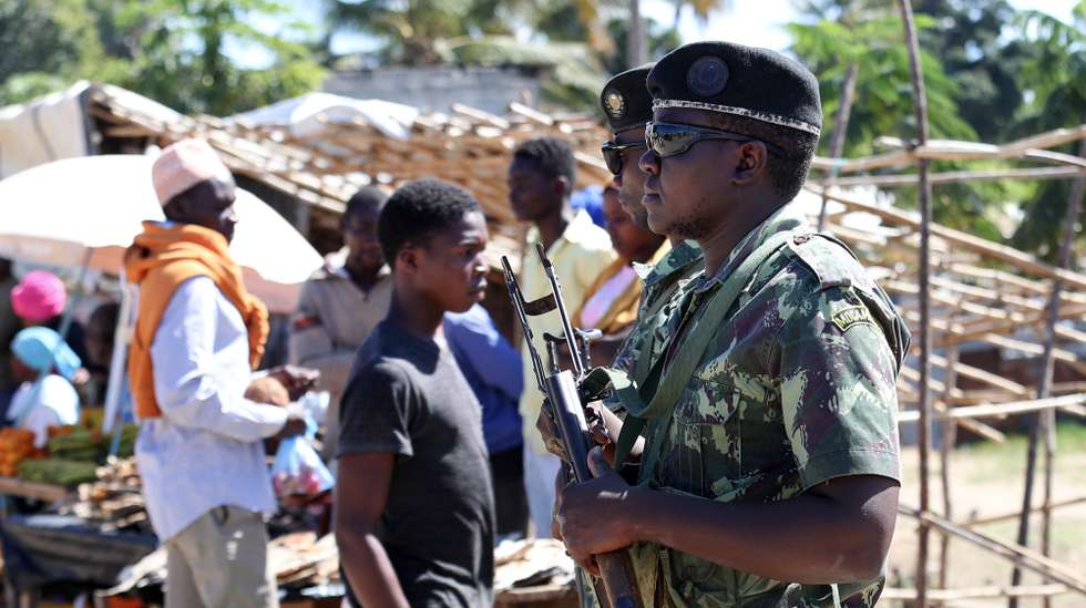 Tropas de Moçambique vigiam feira no centro de Mocímboa da Praia, norte de Moçambique, 26 de junho de 2023. Há residentes de etnia maconde que já rumaram a Mueda, no planalto de Cabo Delgado, “para plantar milho”, mas o que os muânis como Assumane sabem fazer é plantar arroz nos campos de Auasse, ali perto de Mocímboa de Praia. (acompanha texto de 26 de junho de 2023). LUÍS FONSECA/LUSA
