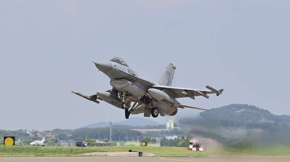 epa10811365 A handout photo made available by the South Korean Defense Ministry shows an F-16 fighter of the 20th Fighter Wing during Ulchi Freedom Shield (UFS) exercises in South Korea, 21 August 2023. South Korean and US military Combined Forces Command hold the annual Ulchi Freedom Shield (UFS) exercises from 21-31 August.  EPA/SOUTH KOREAN DEFENSE MINISTRY / HANDOUT SOUTH KOREA OUT HANDOUT EDITORIAL USE ONLY/NO SALES